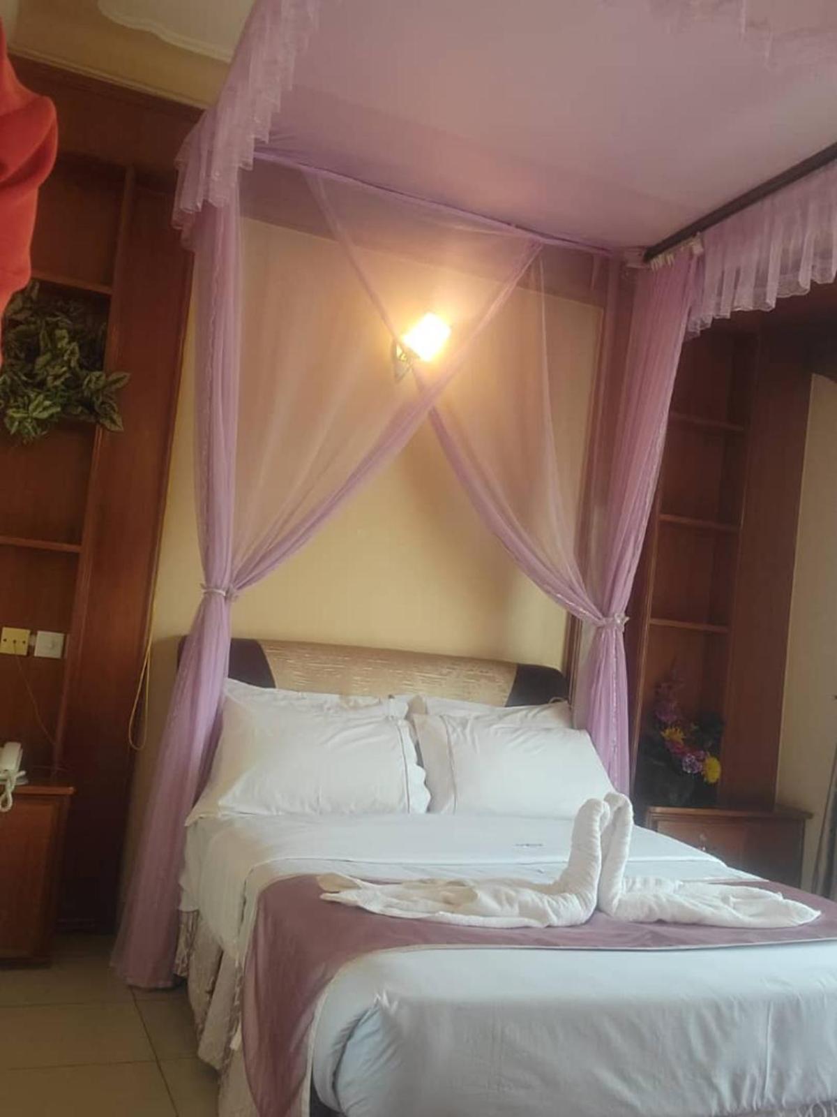 The Tick Hotel Kampala Bagian luar foto